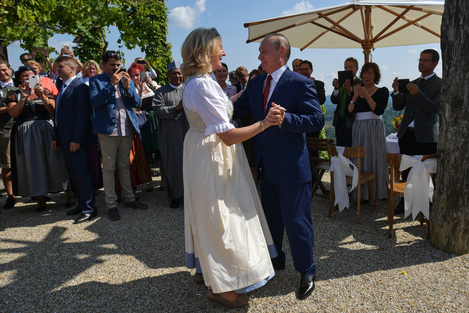 Karin Kneissl osztrák külügyminiszter esküvőjén Vlagyimir Putyin orosz elnökkel táncol 2018 augusztus 18-án táncol az ausztriai Stájerországban, Gamlitzben #moszkvater