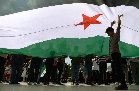 Egy gyermek tartja a Szabad Szíriai Hadsereg (Free Syrian Army) zászlaját egy tüntetésen a Fatih mecset előtt Isztambulban 2018. szeptember 7-én, tiltakozásul a szíriai katonai akciók ellen, ami az észak-nyugat szíriai Idlib tartományt felügyelő lázadók ellen indult. Fotó:EUROPRESS/AFP/Yasin Akgul #moszkvater