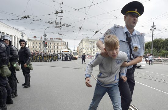 Orosz rendőr egy fiatal fiút hurcol el Szentpéterváron, a nyugdíjkorhatár tervezett emelése ellen tartott tüntetésen 2018. szeptember 9-én Fotó:EUROPRESS/AFP/Olga Maltseva #moszkvater