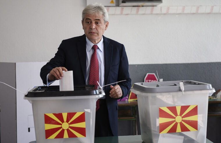 Ali Ahmeti a DUI elnöke szavaz 2018 szeptember 30-án a macedóniai Zajas faluban az ország névváltoztatására kiírt referendumon #moszkvater