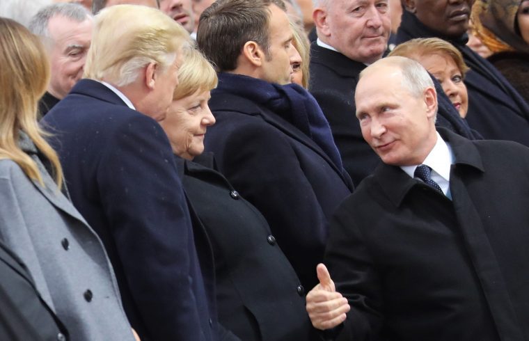 Vlagyimir Putyin orosz elnök, Angela Merkel német kancellár és Donald Trump amerikai elnök Párizsban, az I. világháború lezárásának 100. évfordulójára rendezett eseményen 2018. november 11-én Fotó:EUROPRESS/Ludovic MARIN/POOL/AFP #moszkvater