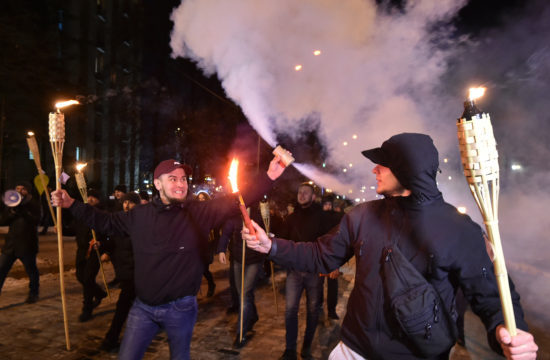 Füstbombákkal a kézben tüntető fiatalok a kijevi Majdanon 2018. november 29-én #moszkvater