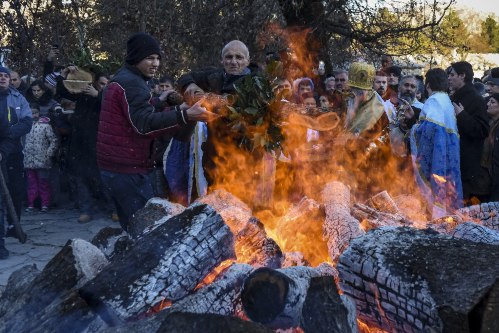 Hívők táplálják a tüzet Podgoricában az ortodox karácsony ünnepén 2019. január 6-án #moszkvater