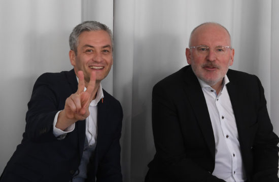 Frans Timmermans és Robert Biedron lengyelországi találkozójukon Varsóban 2019. április 7-én #moszkvater