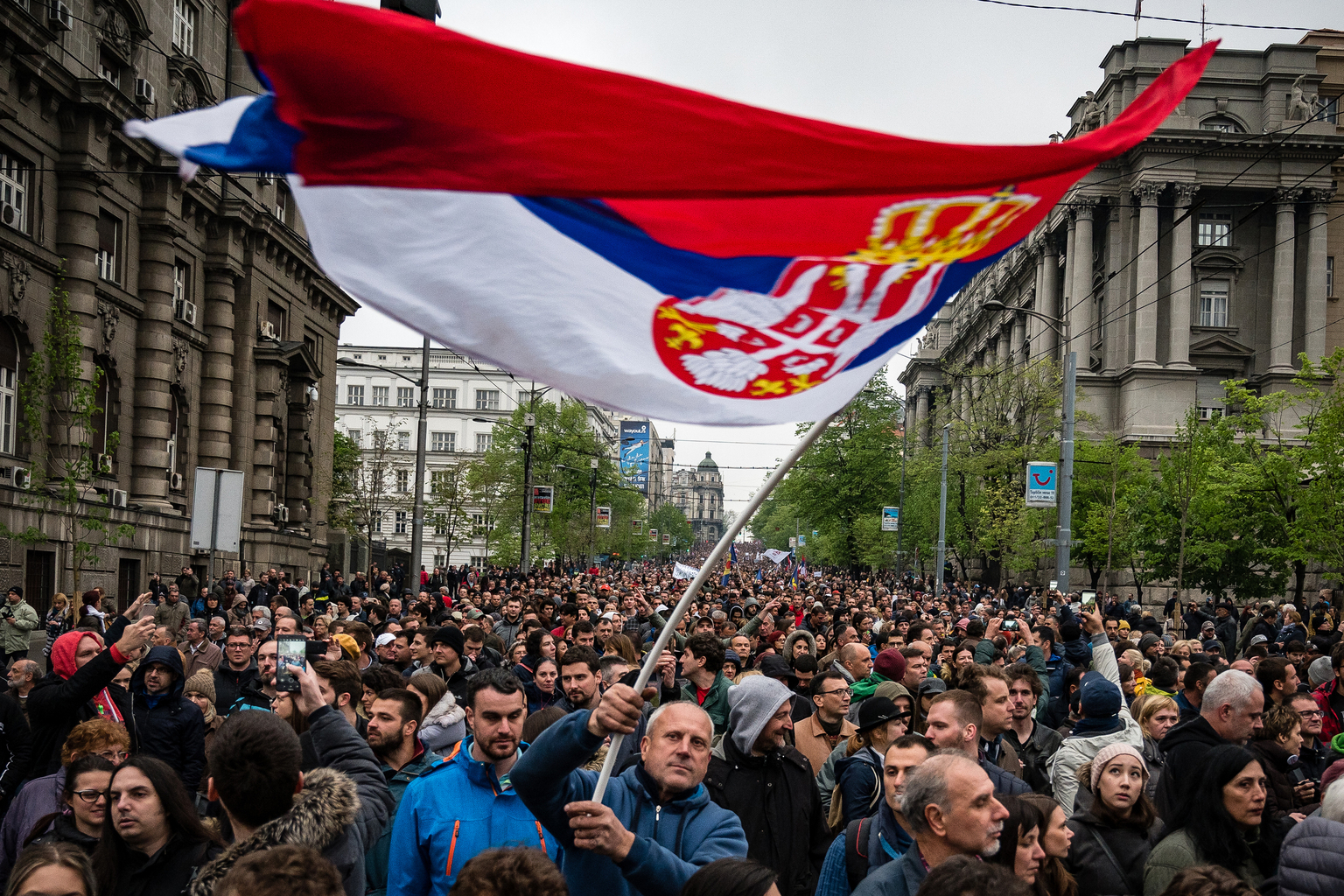 Aleksandar Vucsics ellen tüntetnek Belgrád belvárosában 2019. április 13-án #moszkvater