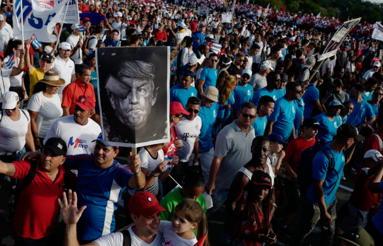 Donald Trump poszterrel felvonulók Havannában a Forradalom terén 2019. május 1-én #moszkvater