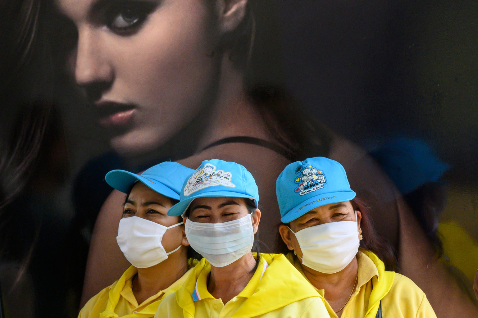 Védőmaszkot viselő önkéntesek fertőtlenítenek egy gyalogoshidat Bangkokban, a koronavírus elleni küzdelemben 2020. február 24-én #moszkvater
