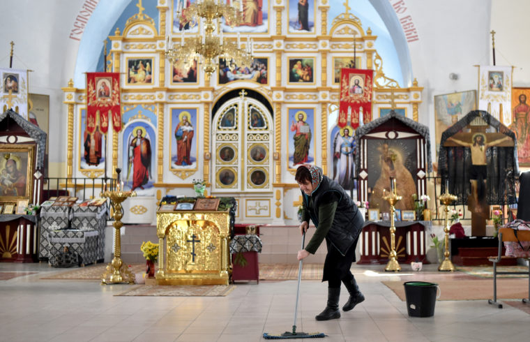 Egy ortodox templomban takarít fertőtlenítővel egy alkalmazott mise után Ashmianyban, MInszktől 130 kilométerre 2020. március 22-én #moszkvater
