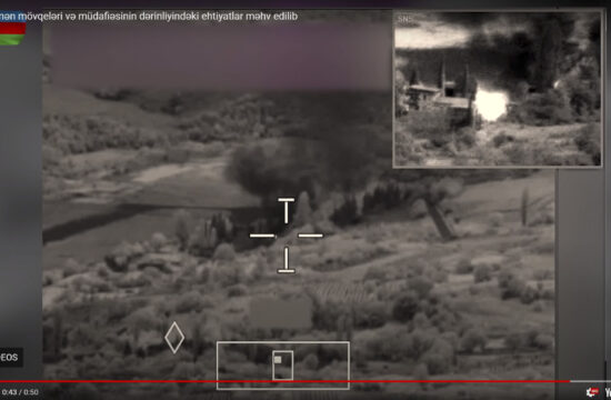 Az azerbajdzsáni Védelmi Minisztérium által 2020. július 14-én a YouTube-ba feltöltött videóból kivágott kép, amely azt mutatja, hogy az általuk elmondottak szerint lövéseket adtak le Örményország harci felszerelésének megsemmisítésére, parancsnoki posztra és hadi tartalékokra az azerbajdzsáni-örmény határon. Legalább kilenc katonát öltek meg 2020. július 14-én, amikor Azerbajdzsán és Örményország között három napon keresztül zajlottak összecsapások, annak ellenére, hogy nemzetközi korlátozások vonatkoznak mindkét országra. #moszkvater