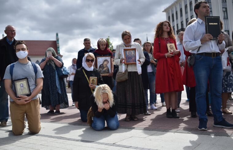 Katolikus, evangélikus és ortodox hívők közös imája MInszkben 2020. augusztus 13-án, az elnökválasztást követő tüntetések ötödik napján #moszkvater