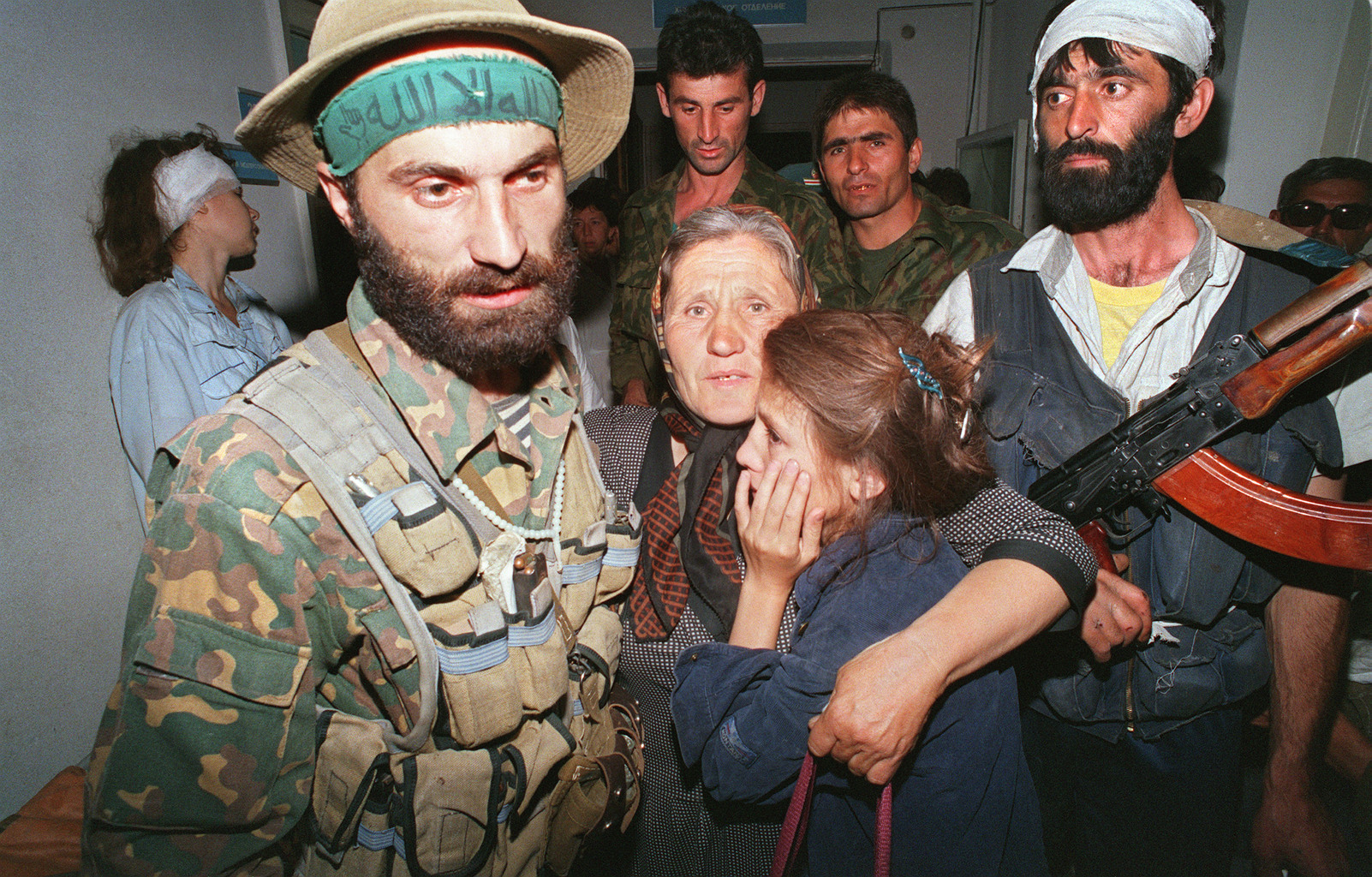 Samil Baszajev túszok gyűrűjében 1995. június 14-én a dél-oroszországi Bugyonnovszk városának kórházában #moszkvater