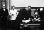 Molotov éppen aláír, Ribbentrop és Sztálin balról figyel. Az 1939. augusztus 23-án létrejött Molotov-Ribbentrop paktummal eldőlt a balti régió sorsa is. #moszkvater