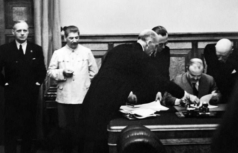 A Molotov - Ribbentrop paktum aláírása 1939-ben. A háttérben Sztálin #moszkvater