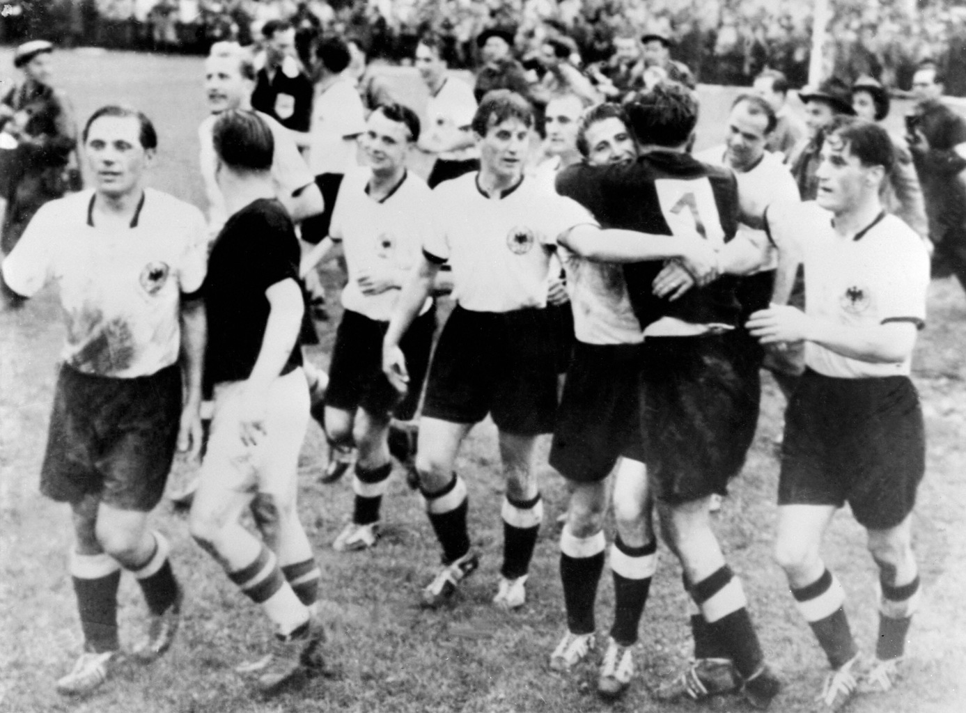 Puskás (balra háttal) gratulál a győztes német válogatottnak az 1954-es berni labdarúgó vilgbajnokság döntőjében #moszkvater