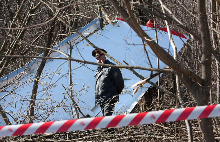 Orosz rendőr áll őrt a Szmolenszk közelében lezuhant lengyel kormánygép roncsainál 2010. április 10-én #moszkvater
