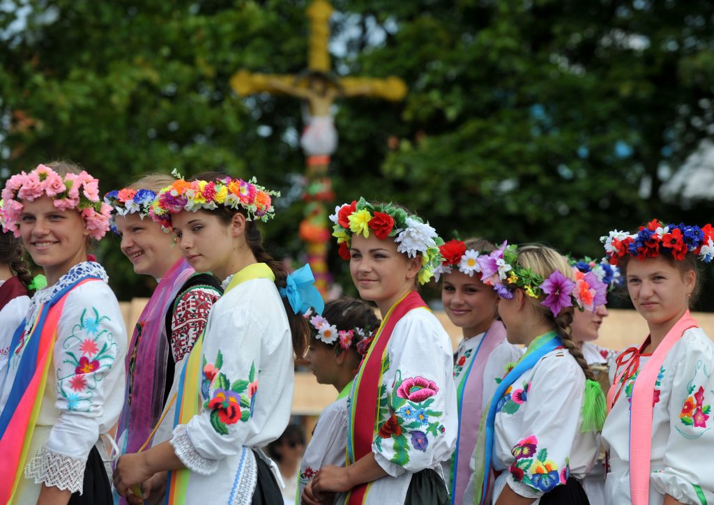 Hagyományos belarusz népviseletbe öltözött lányok egy fazekas fesztiválon Gorodnajában, 2014. július 27-én #moszkvater