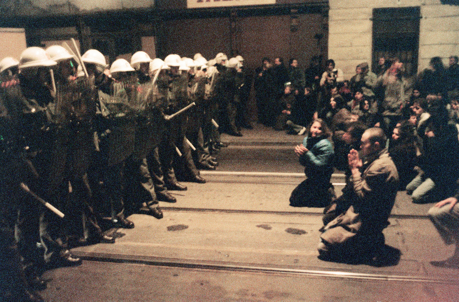 Rendőrök előtt térdelő tüntetők Prágában, 1989. november 19-én #moszkvater
