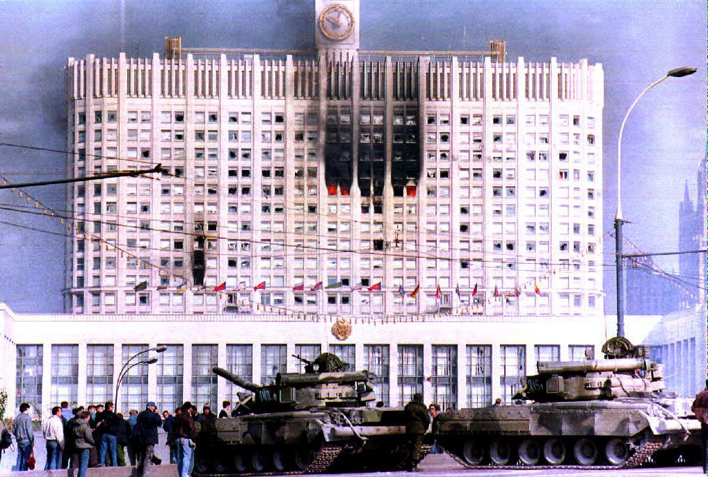 Az orosz hadsereg tankjai a szétlőtt moszkvai "Fehér Ház" előtt 1993. október 4-én #moszkvater