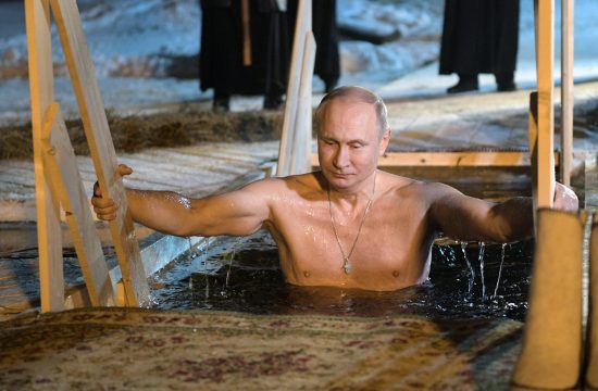 Vlagyimir Putyin, orosz elnök megmerítkezik a Szeliger tó vízében Vízkeresztkor 2018. január 19-én