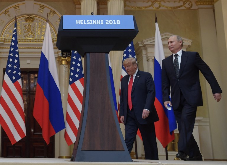 Donald Trump amerikai és Vlagyimir Putyin orosz elnök érkeznek találkozójuk utáni sajtótájékoztatójukra Helsinkiben 2018. július 16-án #moszkvater