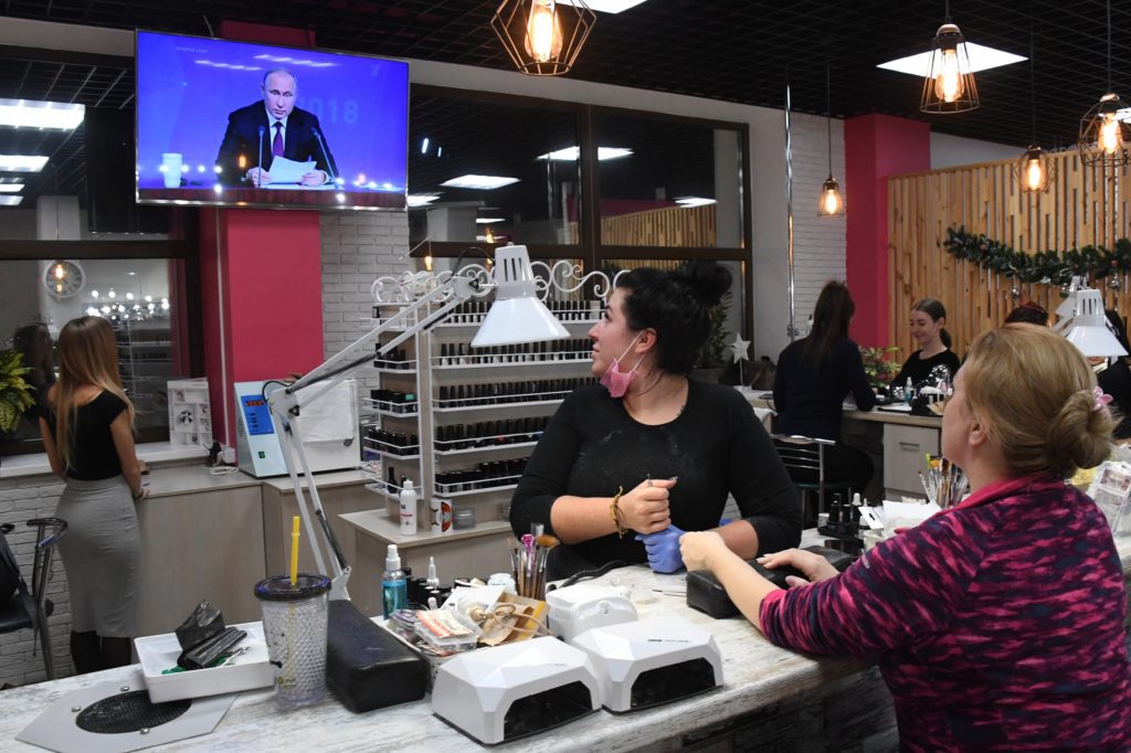 Egy vlagyivosztoki szépségszalon vendégei és az alkalmazittak nézik a televízión keresztül Vlagyimir Putyin orosz elnök szokásos éves sajtótájékoztatóját 2018. december 20-án #moszkvater