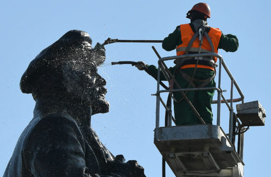 Munkások takarítják Krasznojarszkban a Lenin szobrot, készülve születésének 150-ik évfordulójára #moszkvater