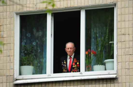 II. világháborús veterán nézi ablakából a győzelem 75. évfordulójáa alkalmából tartott ünnepséget Donyeckben 2020. május 9-én #moszkvater