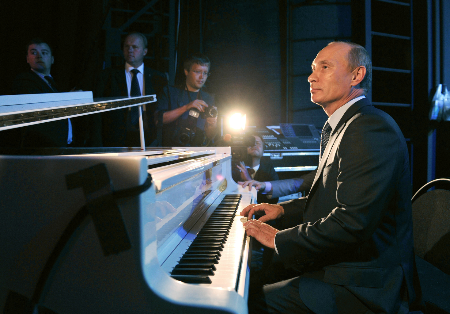 Vlagyimir Putyin a felújított moszkvai Nemzeti Színház átadásán zongorázik 2011-ben #moszkvater