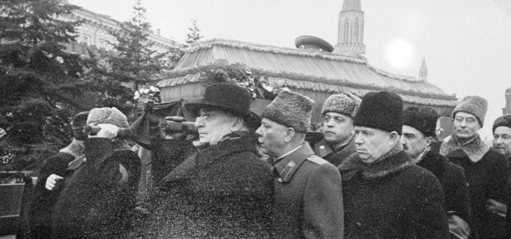 Sztálin temetésén a koporsót a Kommunista Párt vezetői vitték vállukon. Balról Berija, Vorosilov, Hruscsov, Mikojan és Szuszlov Fotó:EUROPRESS/AFP/Sputnik #moszkvater