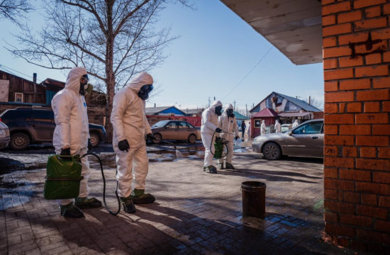 Fertőtlenítő csapat dolgozik Asztanában 2020. március 30-án. Asztana teljes területének fertőtlenítését elrendelték Kazahsztánban #moszkvater