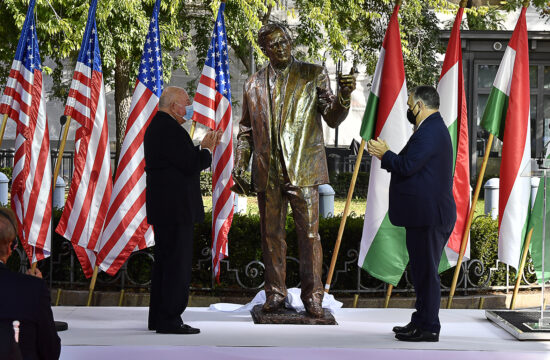 Orbán Viktor miniszterelnök (j) és David Cornstein amerikai nagykövet (b) a George H. W. Bush, az Amerikai Egyesült Államok 41., néhai elnökének tiszteletére emelt szobor ünnepélyes avatásán a budapesti Szabadság téren 2020. október 27-én. MTI/Máthé Zoltán #moszkvater