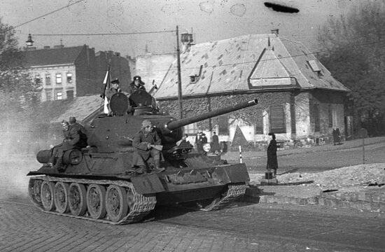 T-34-es, kitűzött magyar zászlóval vonuló harckocsi 1956-ban a Haller utcában #moszkvater