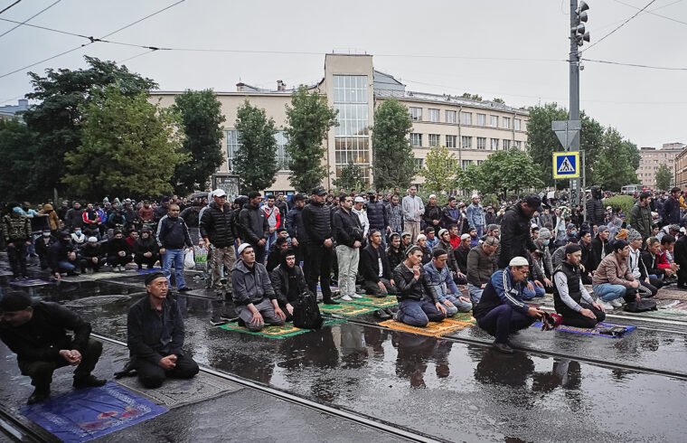 Muszlimok imádkoznak Szentpéterváron a Jumah mecset előtti parkban 2020. augusztus 31-én #moszkvater