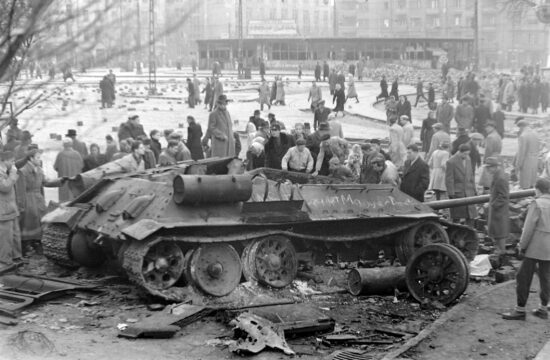 „A szovjet vezetés kettős játékba kezdett. Egyrészt tárgyalásokat kezdett a magyar politikai vezetéssel a szovjet csapatok kivonásáról – ennek mintegy előjeleként 1956. október 29-én kivonták a csapataikat Budapestről –, másrészt október 30-án eldöntötték, egy új, mindent elsöprő katonai hadművelettel elsöprik a magyar forradalmat” #moszkvater