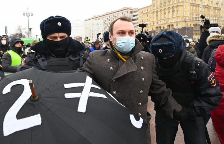 Rendőrök fognak közre egy tüntetőt, az Alekszej Navalnij letartóztatása után utcára vonuló ellenzéki demonstráción Moszkvában 2021. január 23-án #moszkvater