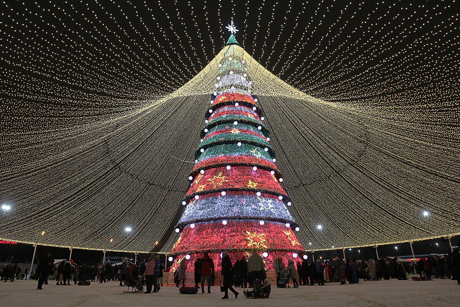 Az ortodox karácsony tiszteletére feldíszített karácsonyfa Kazany központjában 2021. január 5-én #moszkvater