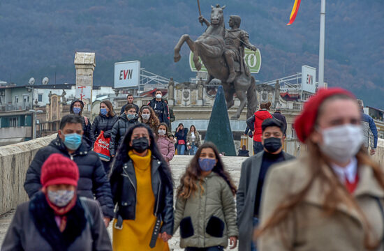 Járókelők maszkban Szkopjéban 2020 decemberében. „A veszély azonban, függetlenül a veszélyérzet csökkenésétől, nem múlt el” #moszkvater
