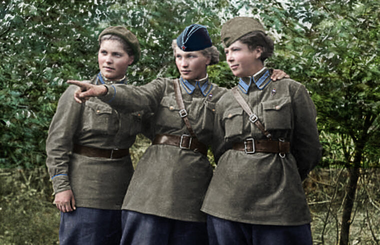 Az Éjszakai Boszorkányok alakulat tagjai 1945-ben, utólag színezett fotó Forrás:klimbim2014.wordpress.com/ #moszkvater