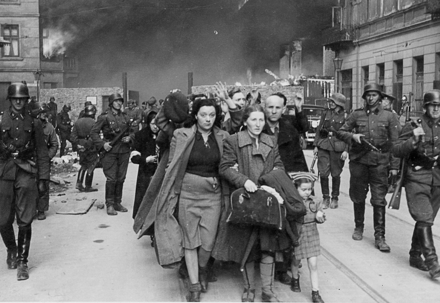„Aztán minden hirtelen élesre fordult, amikor Pészach napján, 1943. április 19-én 850 jól felszerelt német katona berontott a gettóba, és szisztematikusan nekilátott a felszámolásának” #moszkvater