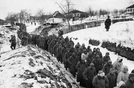 „A parancs 3. pontja alapján pedig egyértelművé vált az, hogy munkaerőként szállítják el az összegyűjtötteket, ugyanis ruhát és élelmet is kellett magukkal vinni. Igen, nem haláltáborokba, hanem a szovjet munkatáborokba szállították el ezeket az embereket, ahol a kényszermunkásoknak élve és lehetőleg egészségesen kellett megérkezniük” #moszkvater