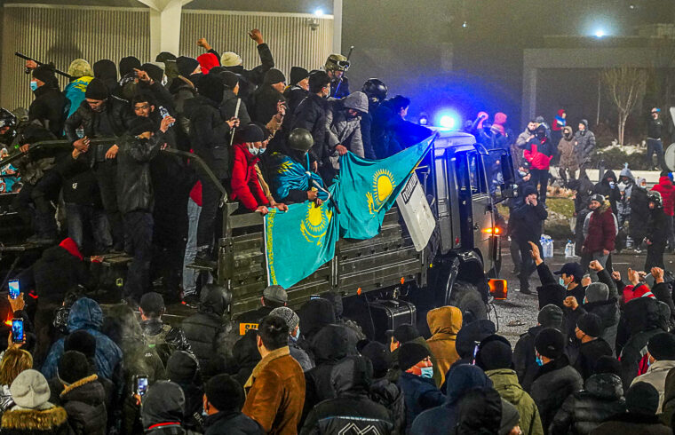 „Az ODKB egységei a hírek szerint állami és közigazgatási épületek, valamint a kulcsfontosságú infrastruktúra védelmében segítenek, a kazah lakossággal azonban a helyi rendvédelmi szervek érintkeznek” Tüntetők Almatiban, Kazahsztán fővárosában 2022. január 5-én #moszkvater