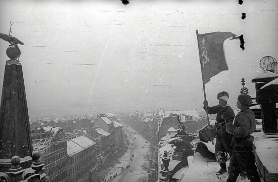 Erzsébet körút, a New York palota tetejére szovjet zászlót tűző katonák 1945-ben #moszkvater