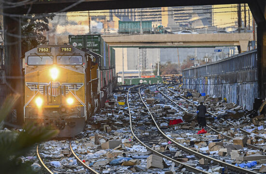 Üres, elszórt dobozok a Union Pacific kifosztott tehervonata mellett Los Angeles belvárosában 2022. január 14-én #moszkvater