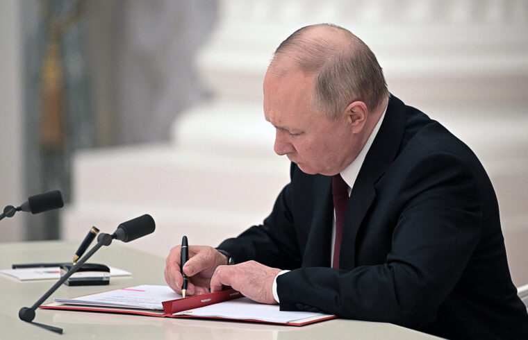 A szuverenitás elismerésével egyidejűleg írta alá Vlagyimir Putyin orosz elnök a két népköztársasággal kötött kölcsönös barátsági és katonai segítségnyújtási egyezményt #moszkvater