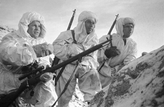 Vaszilij Zajcev (balra) kezdő mesterlövészeknek magyaráz 1942-ben #moszkvater