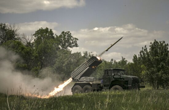 Ukrán csapatok BM-21 Grad rakéta-sorozatvetőből tüzelnek Kelet-Ukrajnában 2022. június 7-én #moszkvater