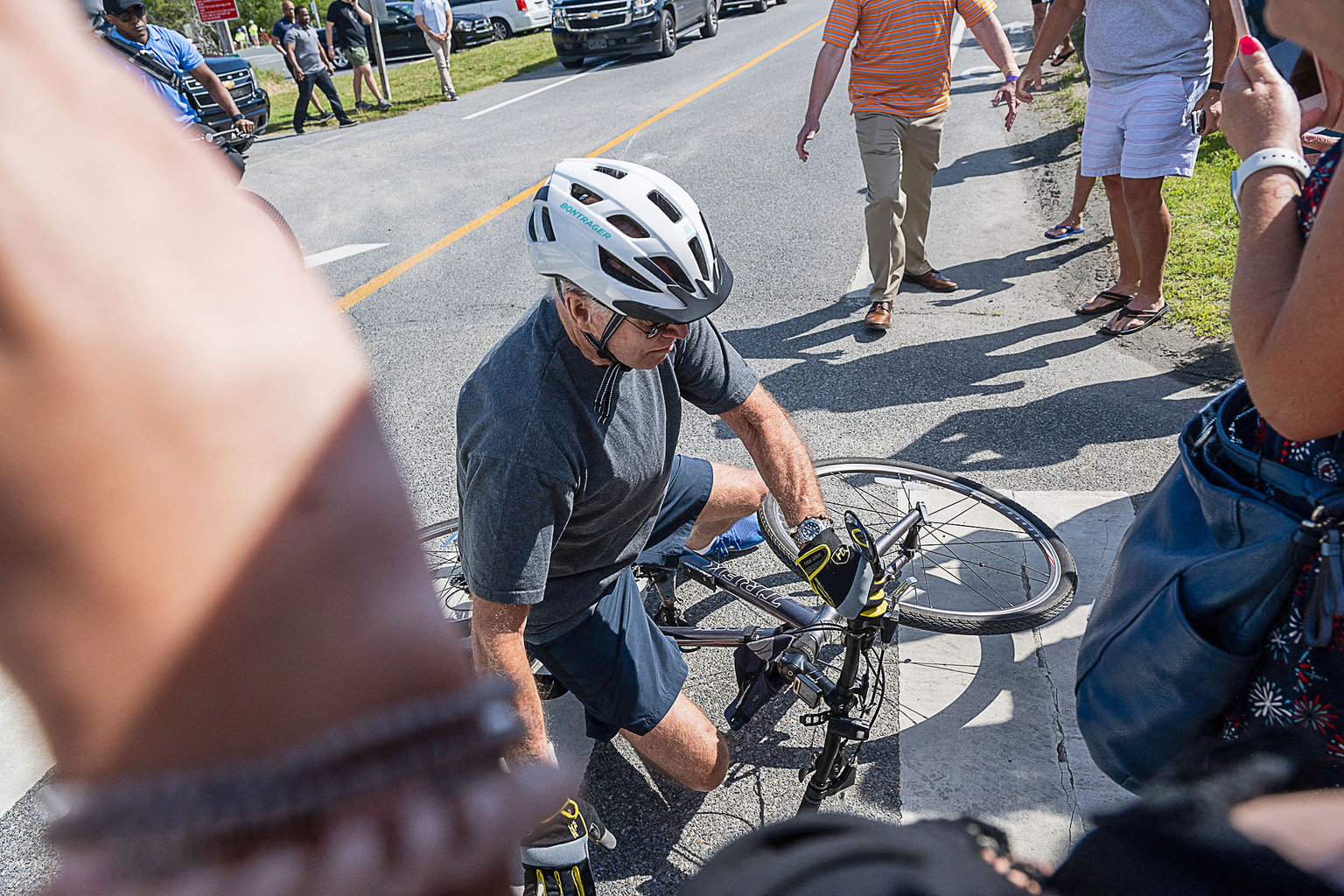 Joe Biden amerikai elnök leesik a kerékpárjáról egy biciklitúrát követően a Gordon's Pond State Parkban, a delaware-i Rehoboth Beach-en 2022. június 18-án #moszkvater