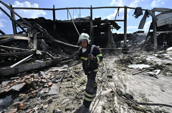 Ukrán tűzoltó a kremencsuki Amsztor bevásárlóközpont romjai közt 2022. június 28-án #moszkvater