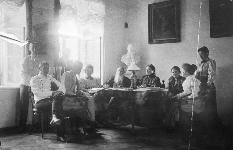 Tolsztoj (középen) családja körében 1888-ban Jasznaja Poljanán #moszkvater