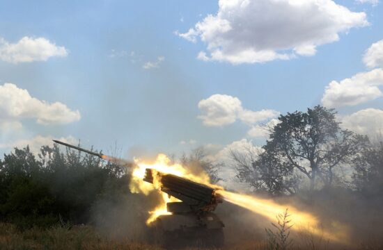 Ukrán csapatok BM-21 Grad rakéta-sorozatvetővel nyitnak tüzet az orosz állásokra valahol Kelet-Ukrajnában 2022. július 19-én #moszkvater
